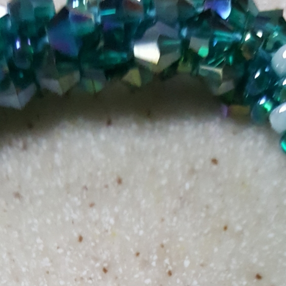 Beautiful beaded and crystal bracelet - Picture 2 of 8